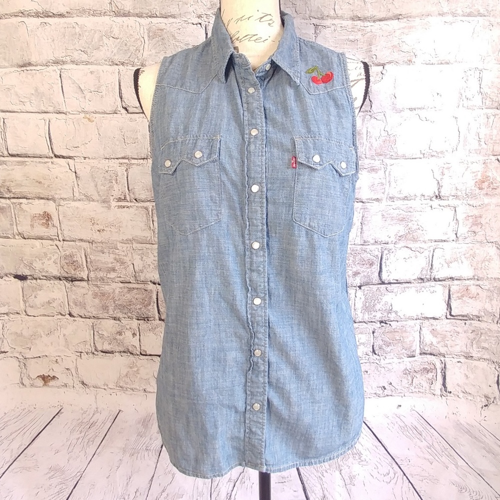 Levi's sleeveless two pocket button down shirt
